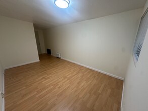 1608 Jarvis Ave in Oxon Hill, MD - Foto de edificio - Building Photo