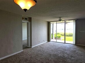 5801 Bahia Del Mar Cir N in St. Petersburg, FL - Building Photo - Building Photo