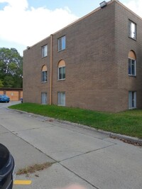 1676 English St in St. Paul, MN - Foto de edificio - Building Photo