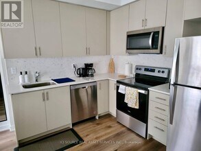 3556 Colonial Dr in Mississauga, ON - Building Photo - Building Photo