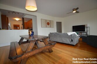 256 Aspinwall Ave, Unit 3 in Brookline, MA - Building Photo - Building Photo