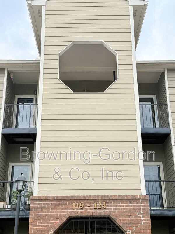 123 West End Pl