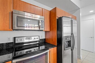 3232 SW 22nd St in Miami, FL - Building Photo - Building Photo