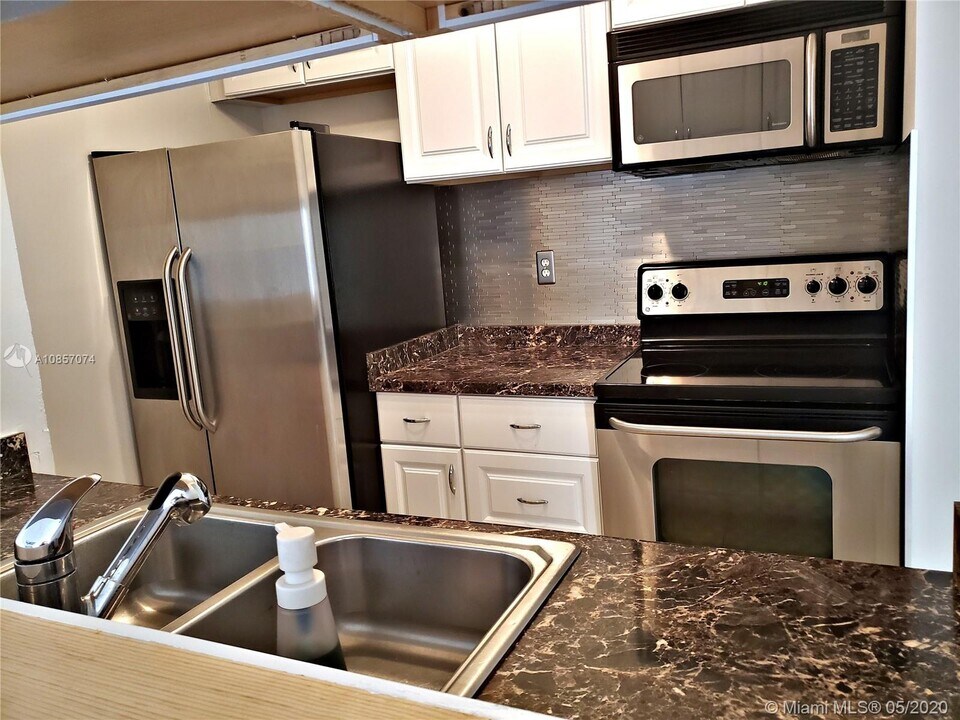 8004 SW 149th Ave in Miami, FL - Building Photo