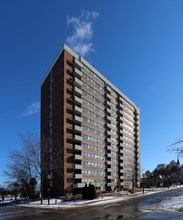 Elizabeth Manor Apartments in Burlington, ON - Building Photo - Building Photo