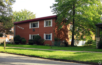 Luxor Apartments in Elyria, OH - Foto de edificio - Building Photo