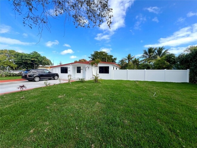 1763 Lauderdale Manor Dr in Fort Lauderdale, FL - Building Photo - Building Photo
