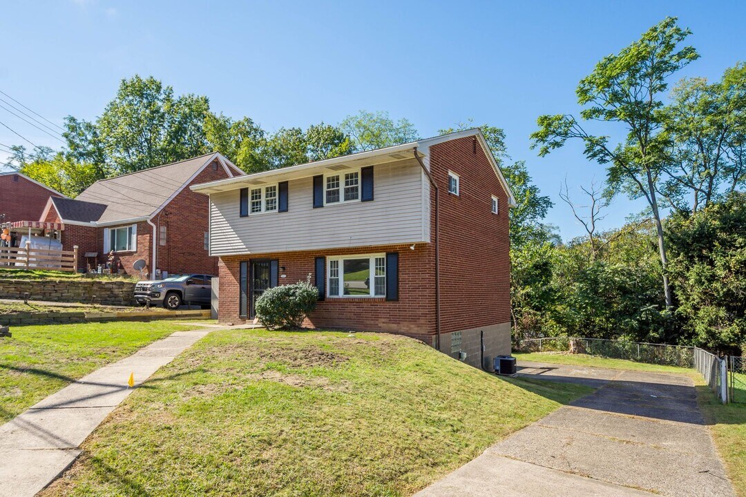 11671 Althea Dr in Pittsburgh, PA - Building Photo