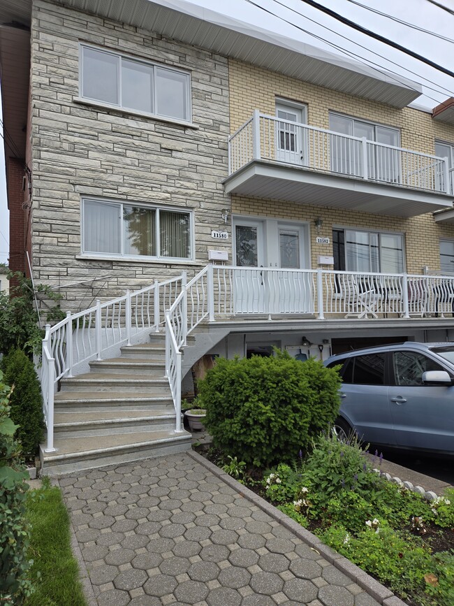 property at 11582 De Saint-Réal Rue