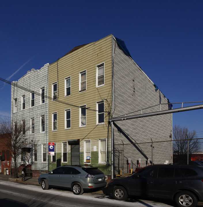 26 Morgan Ave in Brooklyn, NY - Building Photo