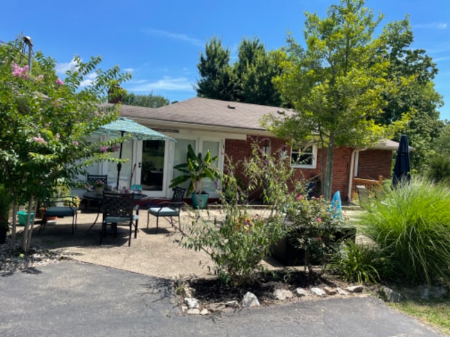 7802 Floydsburg Rd in Crestwood, KY - Foto de edificio - Building Photo