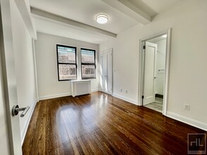 25 W 68th St in New York, NY - Building Photo - Building Photo