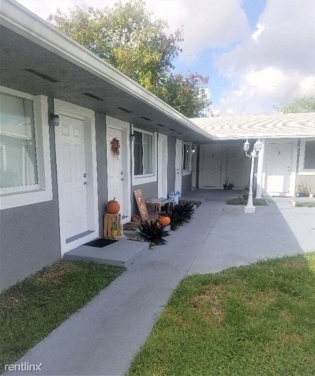 7421 Venetian St in Miramar, FL - Building Photo - Building Photo