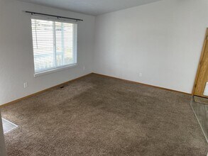 2010 Del Rio Ave SE in Albany, OR - Building Photo - Building Photo