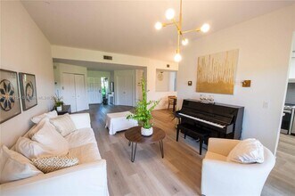 16301 Malibu Dr in Weston, FL - Building Photo - Building Photo