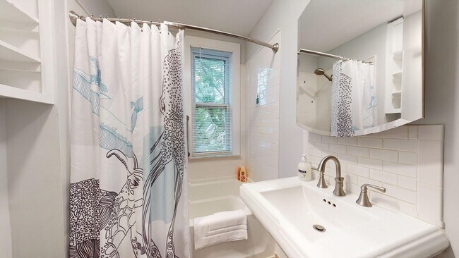 16 Linder Ter, Unit 2 in Newton, MA - Building Photo - Building Photo