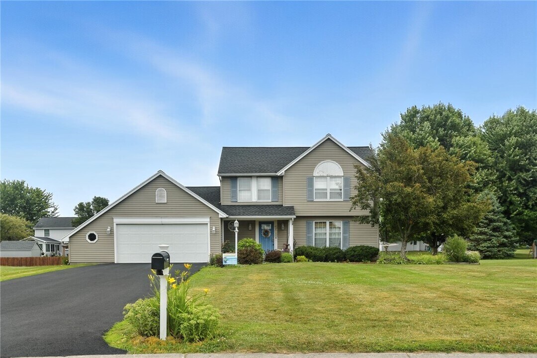 506 Brixton Trail in Webster, NY - Building Photo