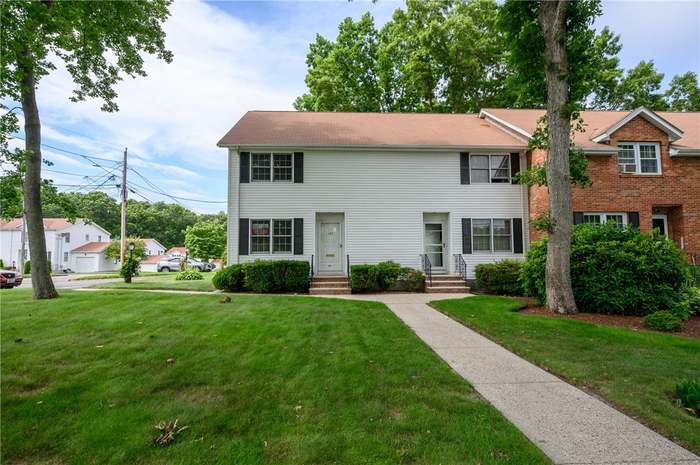 107 Forestwood Dr, Unit 107 Forestwood Dr in North Providence, RI - Foto de edificio