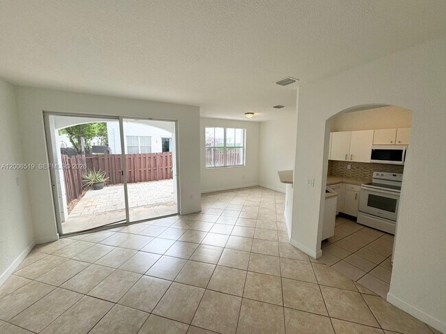 8157 NW 108th Pl in Miami, FL - Building Photo - Building Photo