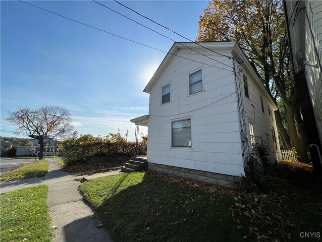 30 Governor St in Oswego, NY - Building Photo - Building Photo