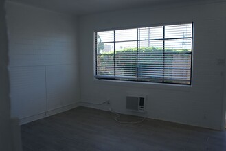 207 E Imperial Ave in Las Vegas, NV - Building Photo - Building Photo
