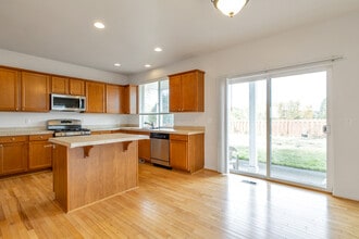 5202 S 214th Way in Kent, WA - Foto de edificio - Building Photo