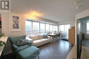 125 Western Battery Rd in Toronto, ON - Building Photo