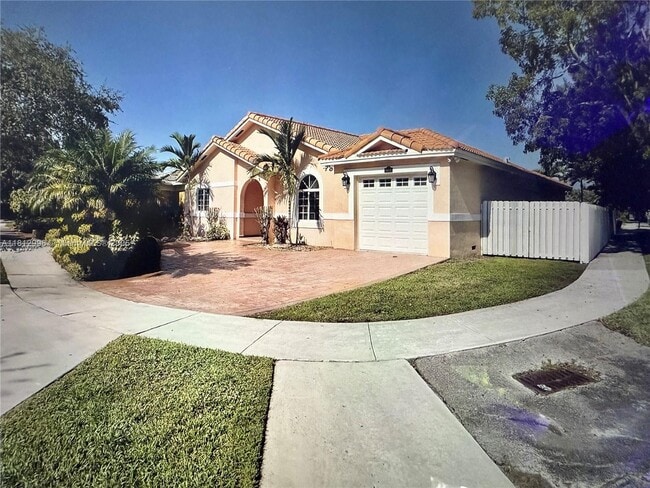 8915 NW 164th St in Miami Lakes, FL - Building Photo - Building Photo