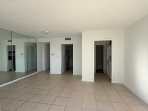 7545 E Treasure Dr, Unit 4i in North Bay Village, FL - Foto de edificio - Building Photo