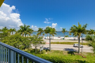 35 Harbour Isle Dr W in Fort Pierce, FL - Building Photo - Building Photo