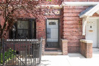 241 Brooklyn Ave in Brooklyn, NY - Foto de edificio - Building Photo