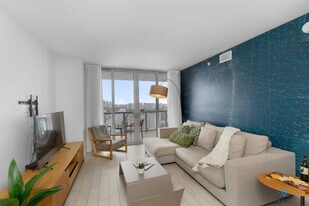 2602 E Hallandale Beach Blvd in Hallandale Beach, FL - Building Photo