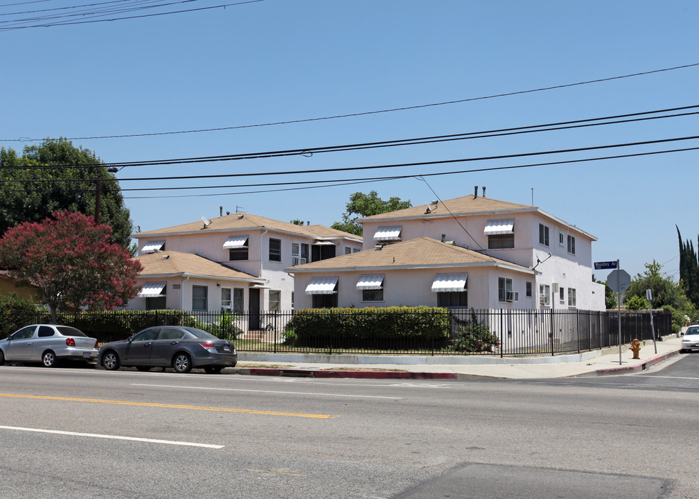 7036 Woodley Ave in Los Angeles, CA - Building Photo