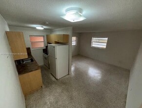 735 W 15th St in Hialeah, FL - Foto de edificio - Building Photo