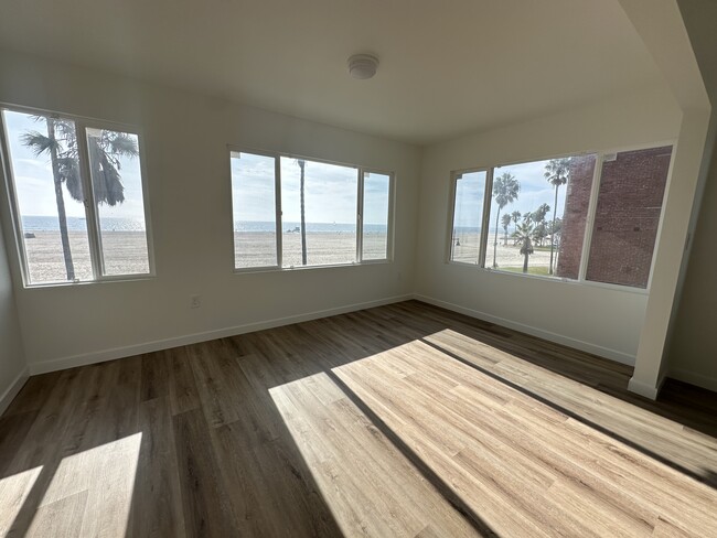 511 Ocean Front Walk in Venice, CA - Foto de edificio - Building Photo