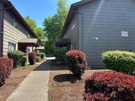 953 23rd Ave, Unit 3 in Sweet Home, OR - Building Photo