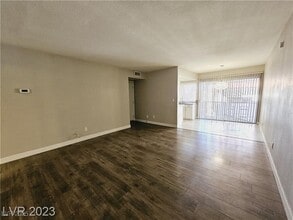 1405 E Vegas Valley Dr, Unit 380 in Las Vegas, NV - Building Photo - Building Photo