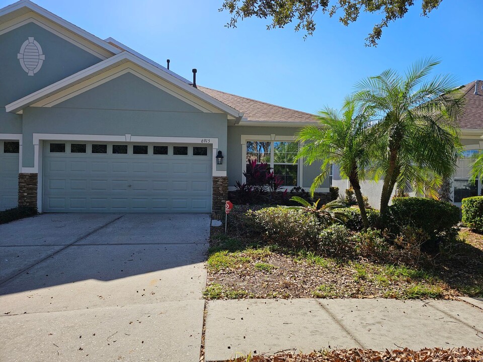 6915 Surrey Oak Dr in Apollo Beach, FL - Building Photo