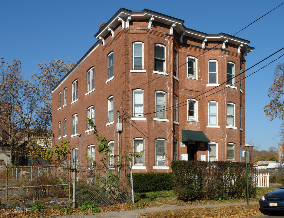 103-105 Glen St in New Britain, CT - Building Photo