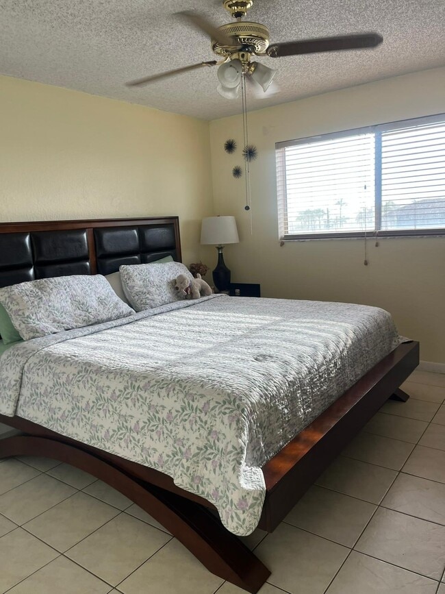 2735 W 52nd St, Unit 502 in Hialeah, FL - Foto de edificio - Building Photo