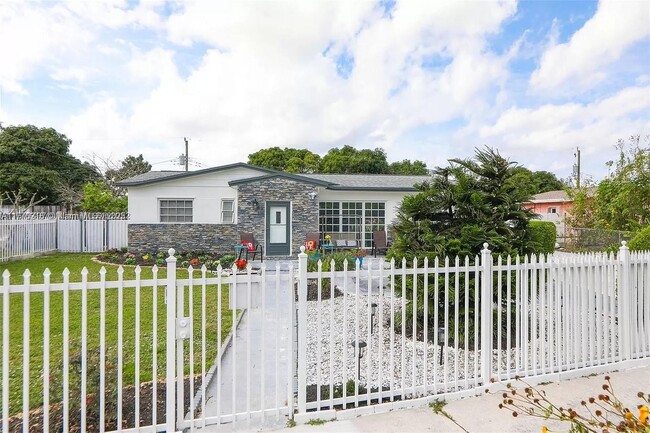 16920 NW 40th Ave in Miami Gardens, FL - Building Photo - Building Photo