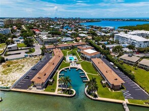 850 Palm St in Marco Island, FL - Foto de edificio - Building Photo