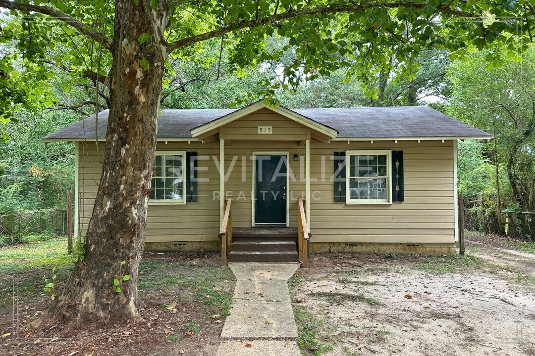 915 Cloverdale Dr in Mobile, AL - Building Photo