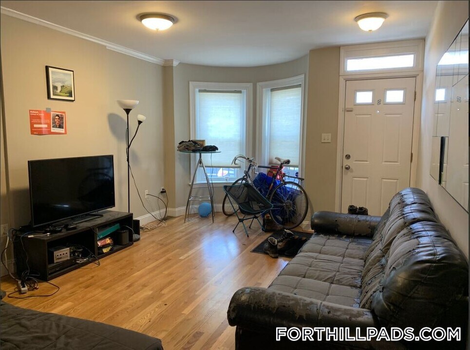 83 Windsor St in Boston, MA - Building Photo