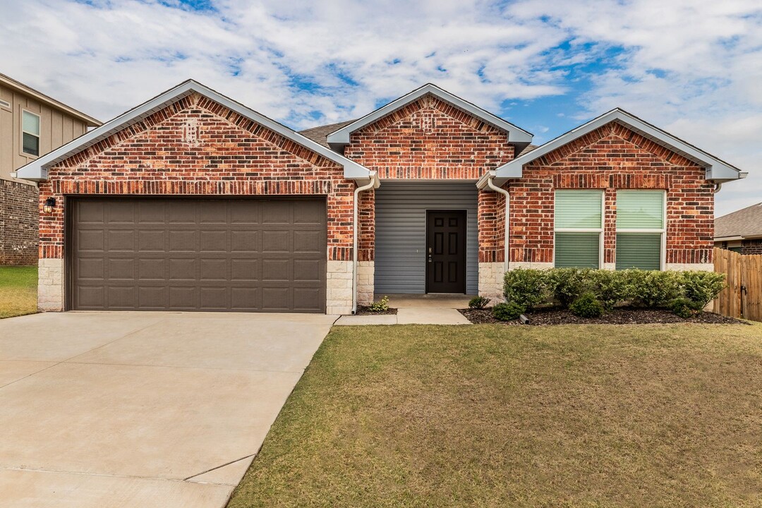 11305 NW 95th Terrace in Yukon, OK - Building Photo