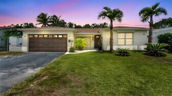8425 Southampton Dr in Miramar, FL - Building Photo