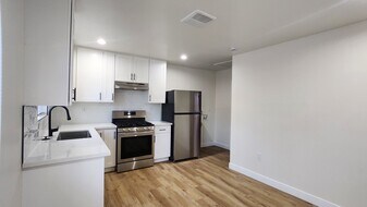 208 E 84th St, Unit 1 Qtr in Los Angeles, CA - Building Photo