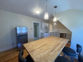 82 Thurston St, Unit 4 in Somerville, MA - Building Photo - Building Photo