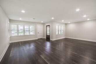 4924 Mimosa Dr in Bellaire, TX - Foto de edificio - Building Photo