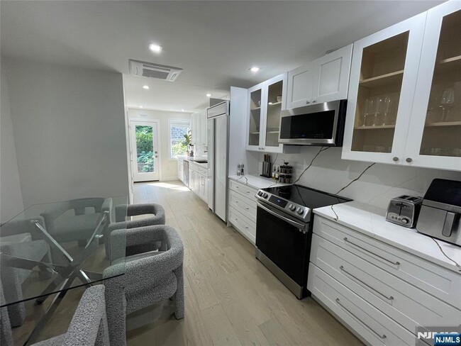 268 Old River Rd in Edgewater, NJ - Building Photo - Building Photo